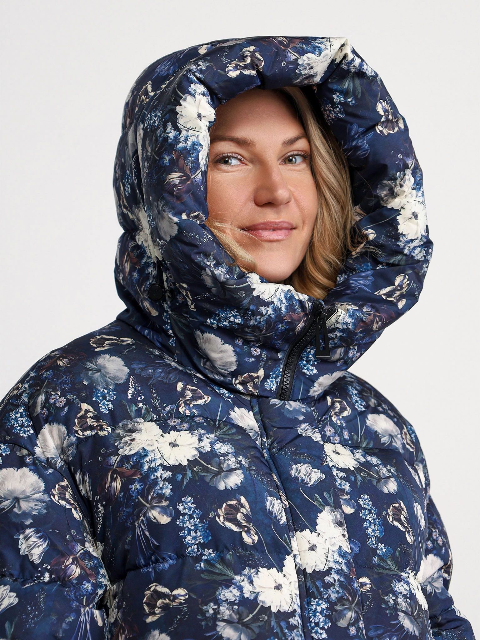 Пуховик с цветочным принтом синего цвета с капюшоном